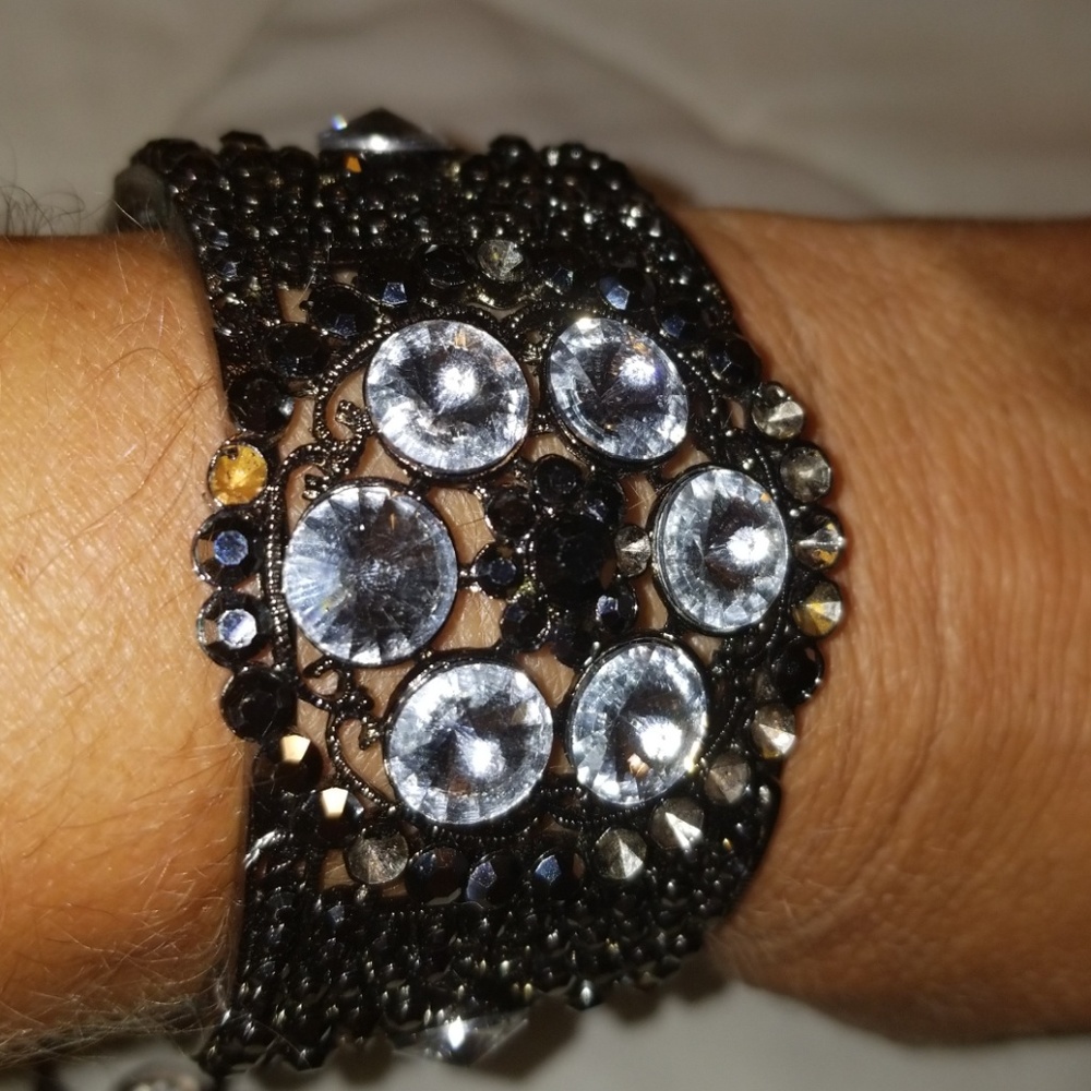 $5 ITEM. black metal and rhinestone bracelet & earrings - Picture 2 of 6